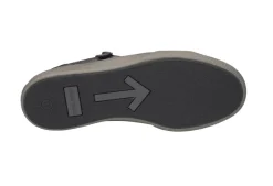 Claire 13 Zip Trainer